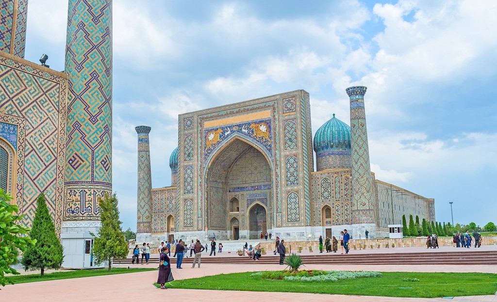 022_Klub_puteshestviy_Pavla_Aksenova_Uzbekistan_Samarkand_Registan_Medrese_Sherdor_Foto_efesenko_-_Depositphotos-1024x623