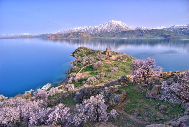 1024px-Akhtamar_Island_on_Lake_Van_with_the_Armenian_Cathedral_of_the_Holy_Cross